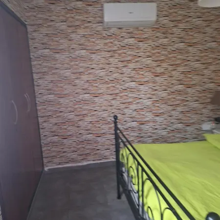 Spacious 1 Bedroom In Center Of Apartment *