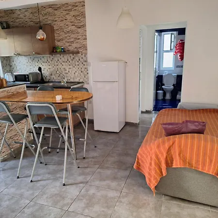 Spacious 1 Bedroom In Center Of Lägenhet